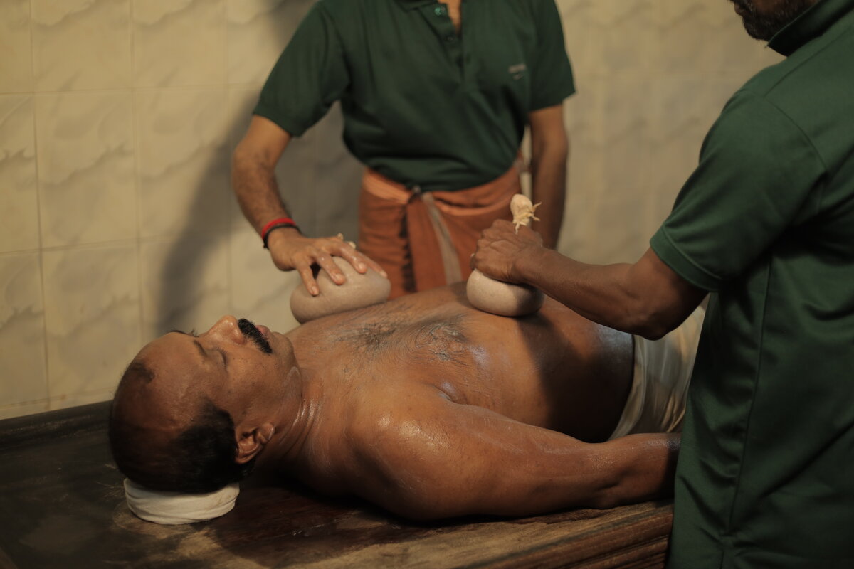 Kizhi herbal bolus massage treatment