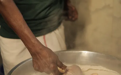 Ayurvedic Kizhi treatment for disc bulge at Agasthya Hospital Kerala